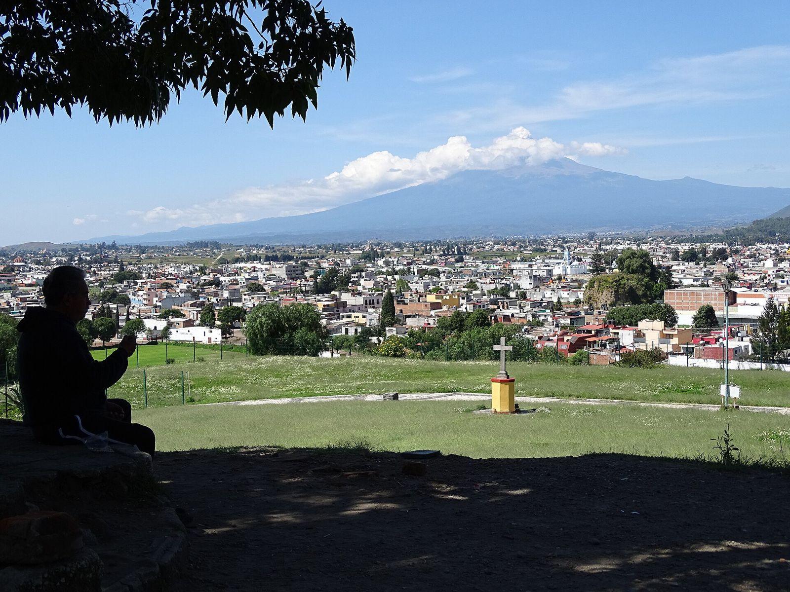 Cholula y el Popocatépetl desde la gran pirámide