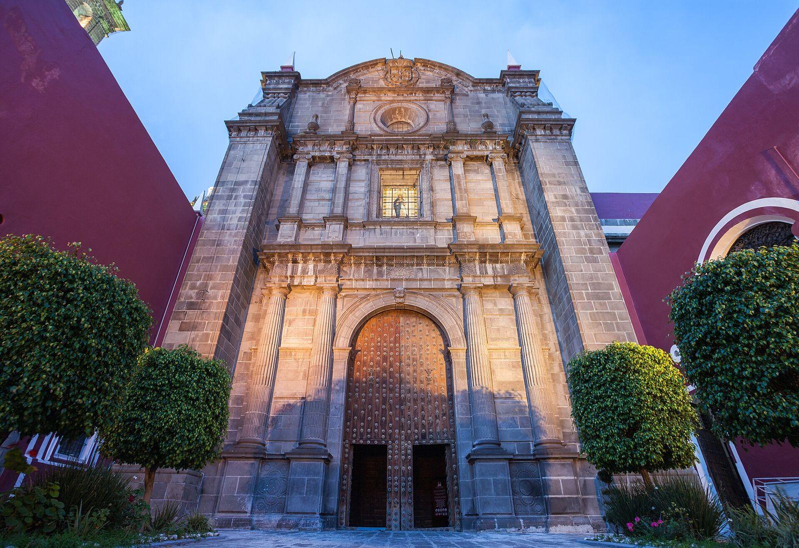 Portada lateral de la Catedral de Puebla